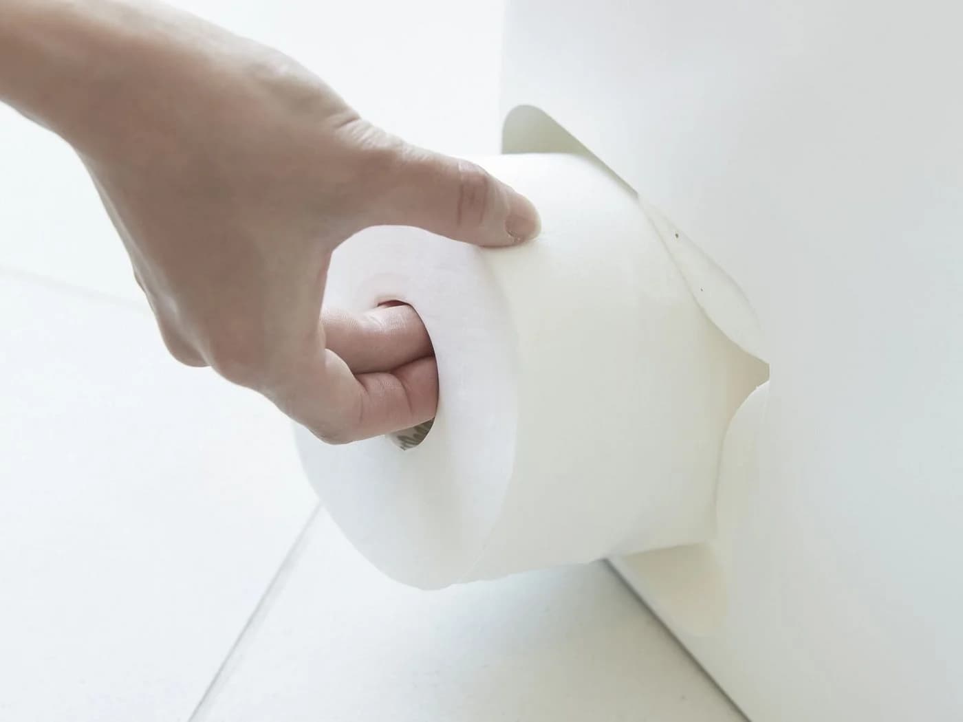 Yamazaki Toilettenpapierhalter Tower Weiß - Aufbewahrung für 8 Rollen mit Ablage - Bild 4