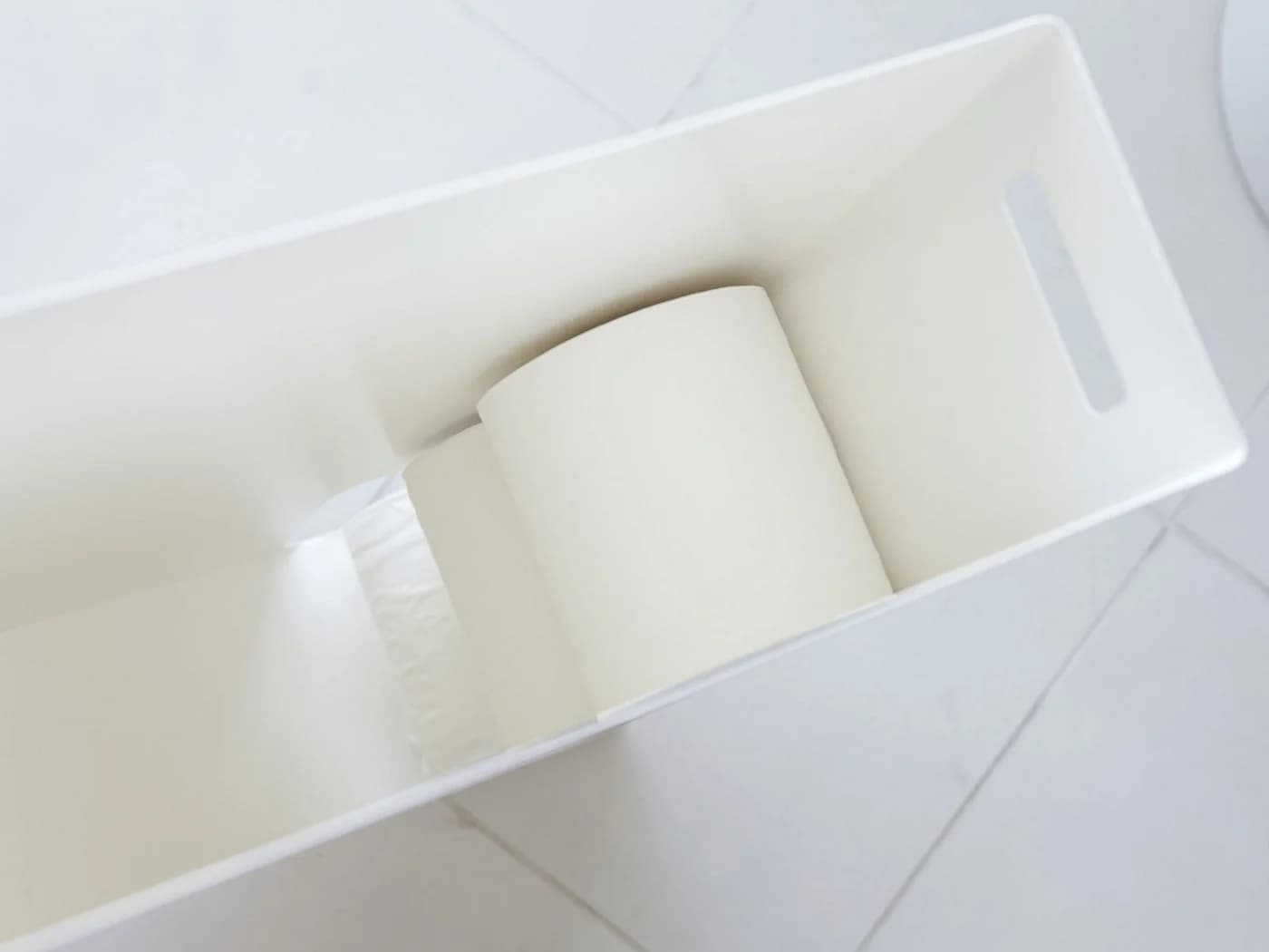 Yamazaki Toilettenpapierhalter Tower Weiß - Aufbewahrung für 8 Rollen mit Ablage - Bild 5