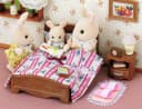 Sylvanian Families Spielwelt Doppelbett (5019) mit Nachttisch Bild 3