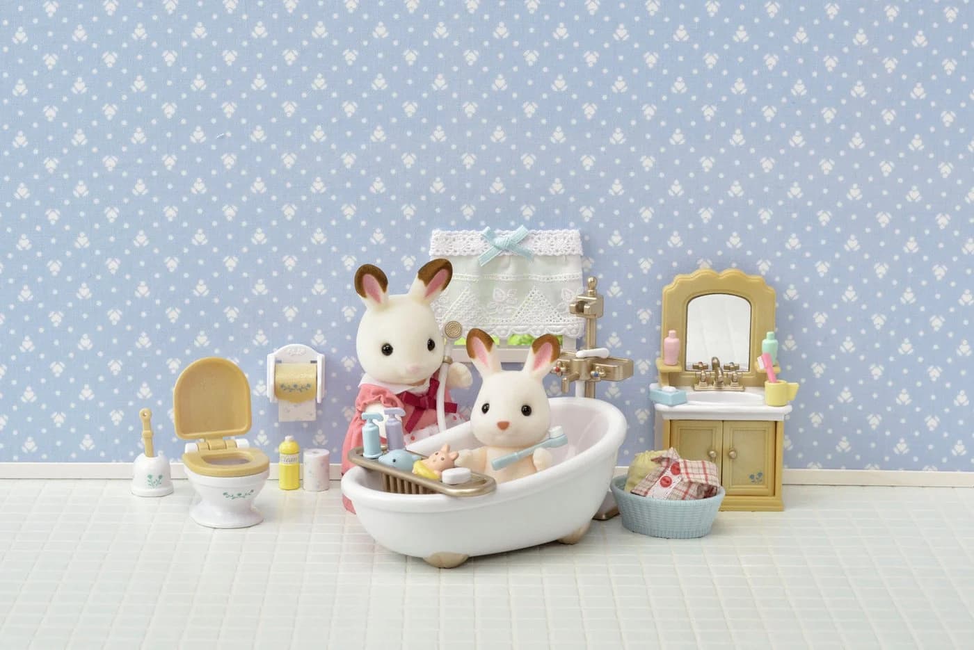 Sylvanian Families Badezimmer Landhausstil Spielset mit Badewanne & Zubehör - Bild 3