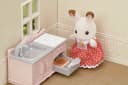 Sylvanian Families Starter Haus Spielset mit Figur und Möbeln Bild 5
