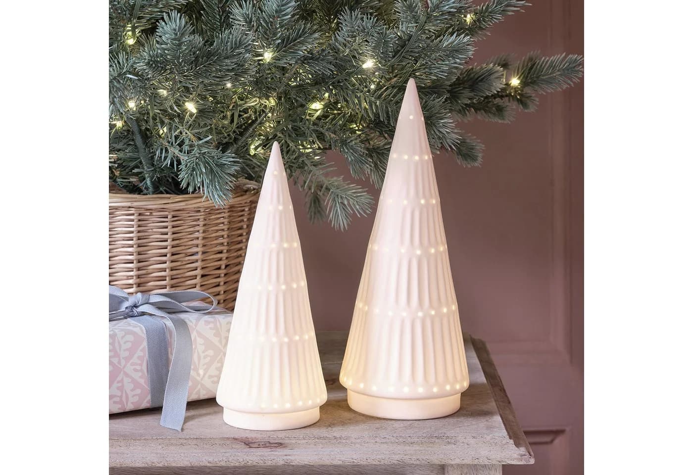 Lights4fun LED-Dekofigur 2er Set Keramik Weihnachtsbäume Weiß - Bild 2