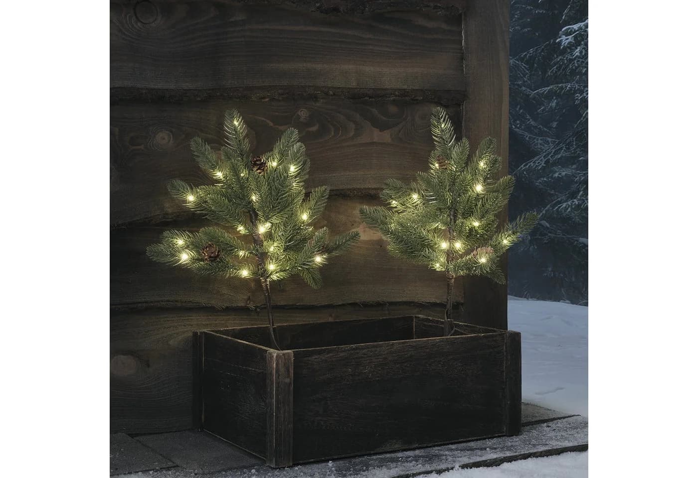 Lights4fun LED Dekofigur 2er Set 18cm LED Stableuchten Tannenbäume mit Tannenzapfen