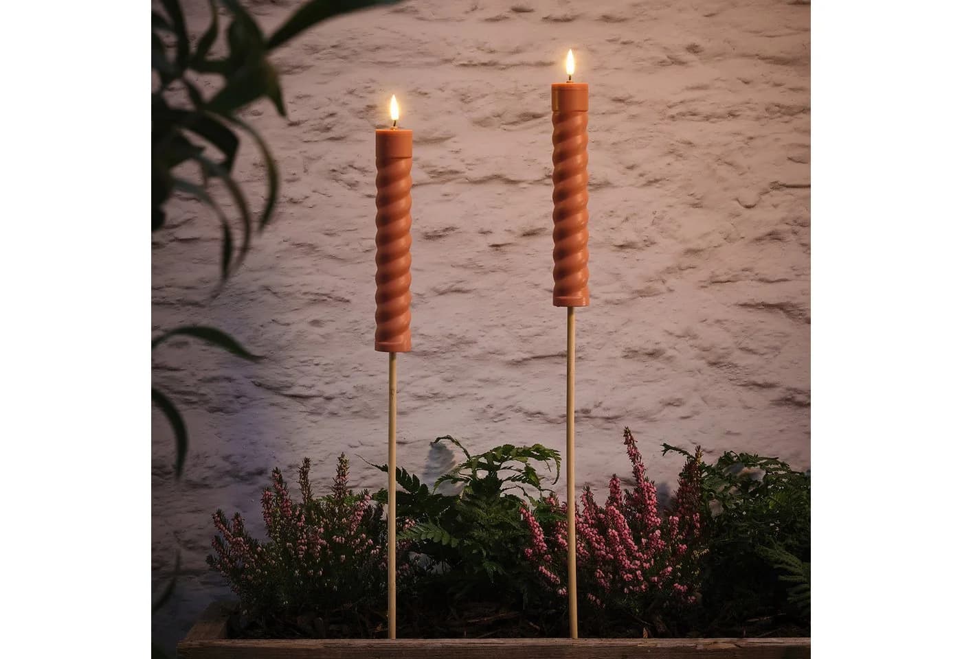 Lights4fun LED Gartenleuchte 2er Set TruGlow® Solar Stabkerzen Terracotta
