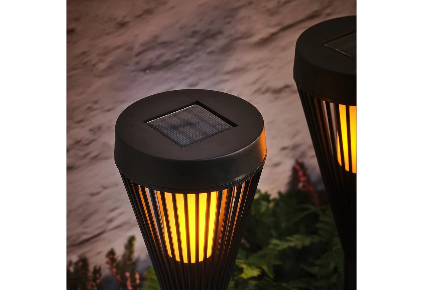 Lights4fun LED Gartenleuchte 2er Set Solar Gartenfackeln Schwarz - Bild 2