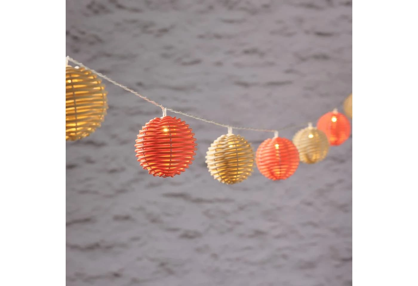 Lights4fun LED-Lichterkette 10er Solar Rattan Kugeln Bunt - Bild 2