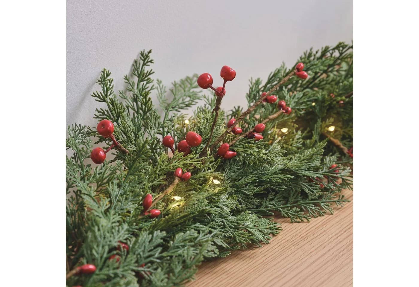 Lights4fun LED-Girlande mit roten Beeren und Timer