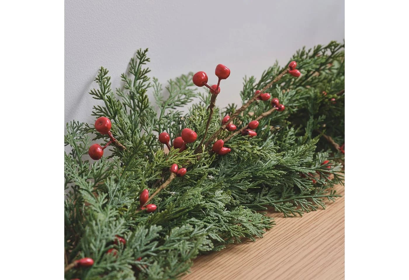 Lights4fun LED-Girlande mit roten Beeren und Timer - Bild 3