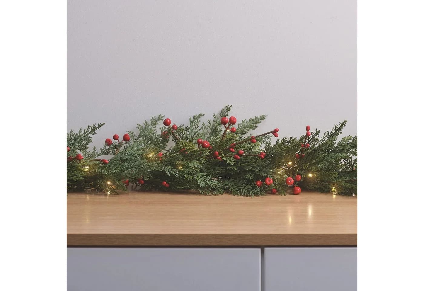 Lights4fun LED-Girlande mit roten Beeren und Timer - Bild 4