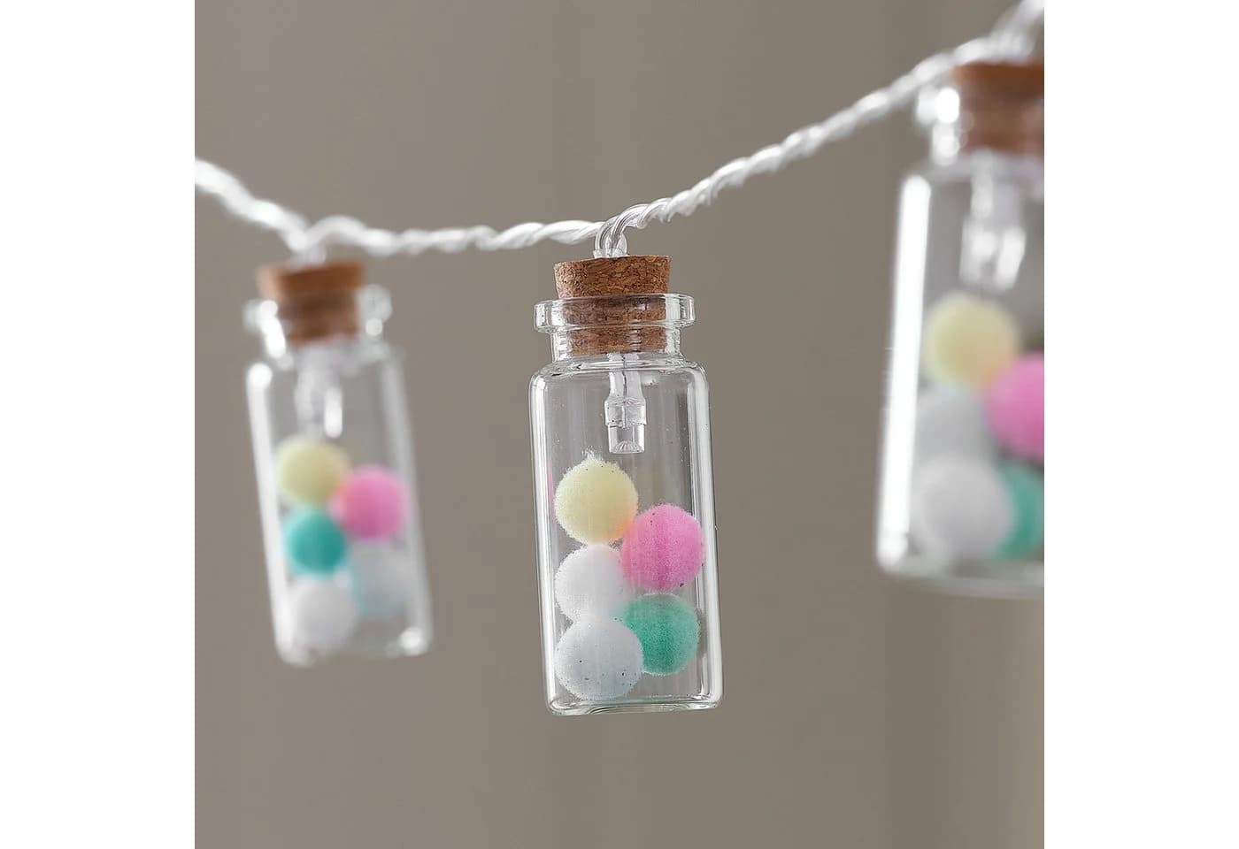Lights4fun LED-Lichterkette 10er mit Glasfläschchen & Pastell-Pompoms warmweiß