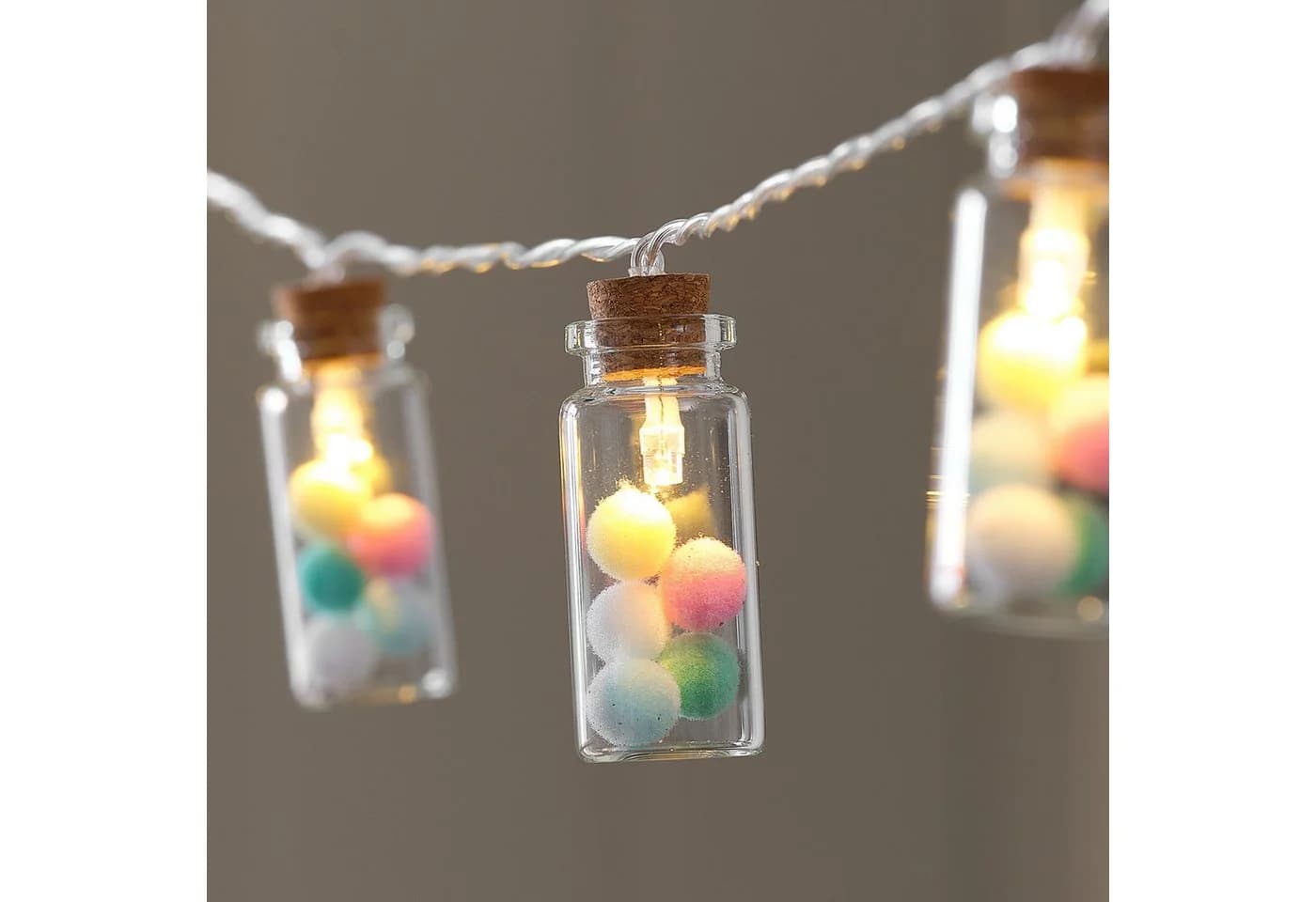 Lights4fun LED-Lichterkette 10er mit Glasfläschchen & Pastell-Pompoms warmweiß - Bild 2