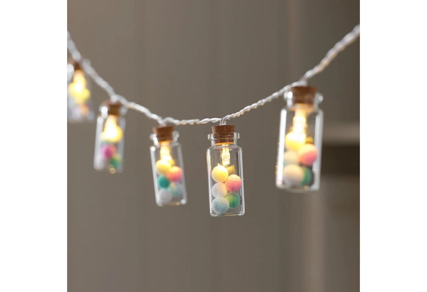 Lights4fun LED-Lichterkette 10er mit Glasfläschchen & Pastell-Pompoms warmweiß - Bild 3