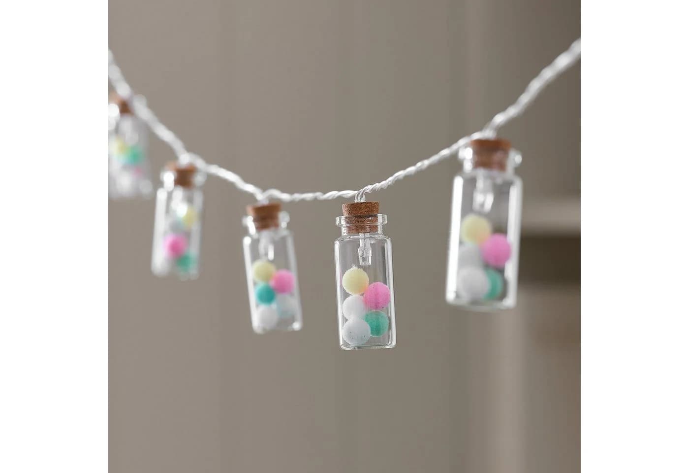 Lights4fun LED-Lichterkette 10er mit Glasfläschchen & Pastell-Pompoms warmweiß - Bild 4