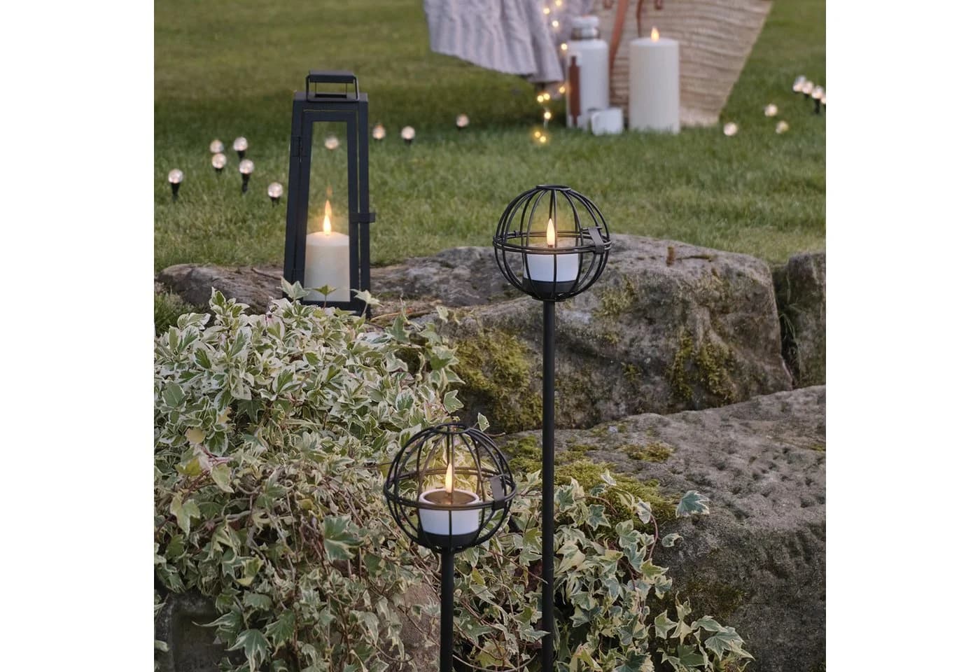 Lights4fun TruGlow® Solar-Teelichter 4er Set Schwarz mit Erdspieß - Bild 4