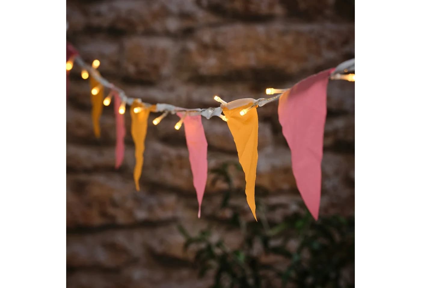 Lights4fun LED Dekolicht Lichterkette mit Frühlingsfähnchen Rosa Ocker