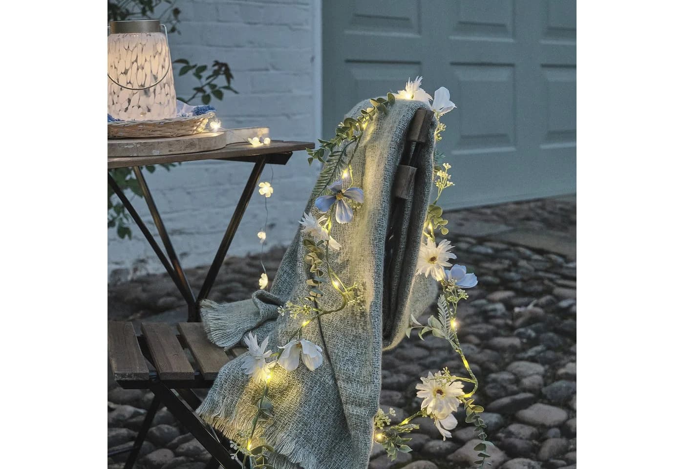 Lights4fun LED-Blumengirlande Blau/Weiß mit Timer