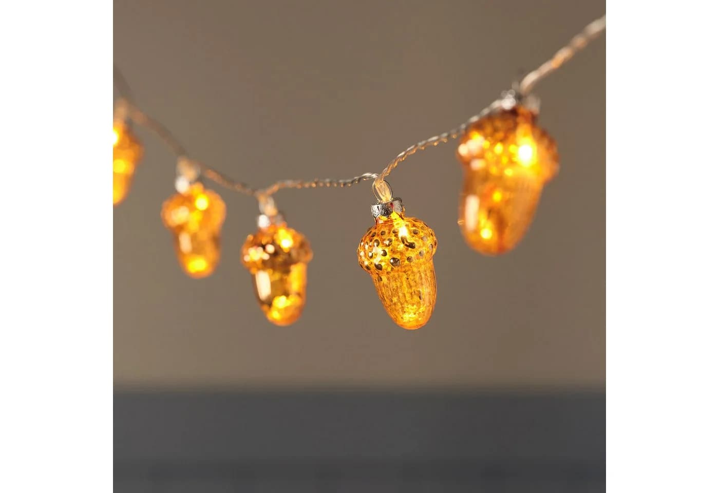 Lights4fun LED-Lichterkette 10er mit Glas-Eicheln Timer Warmweiß Bernstein - Bild 2
