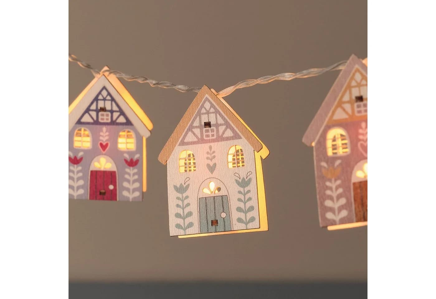 Lights4fun LED-Lichterkette 10er Holzhäuschen Timer Warmweiß
