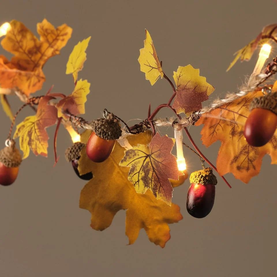 Lights4fun LED-Herbstgirlande 1,8 m mit Eichenlaub Grün/Orange