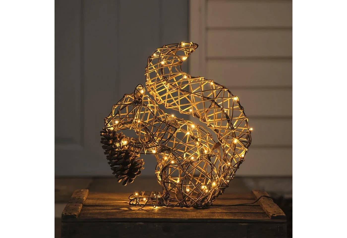 Lights4fun LED-Gartenfigur Eichhörnchen Rattan mit 60 LEDs und Timer - Bild 2