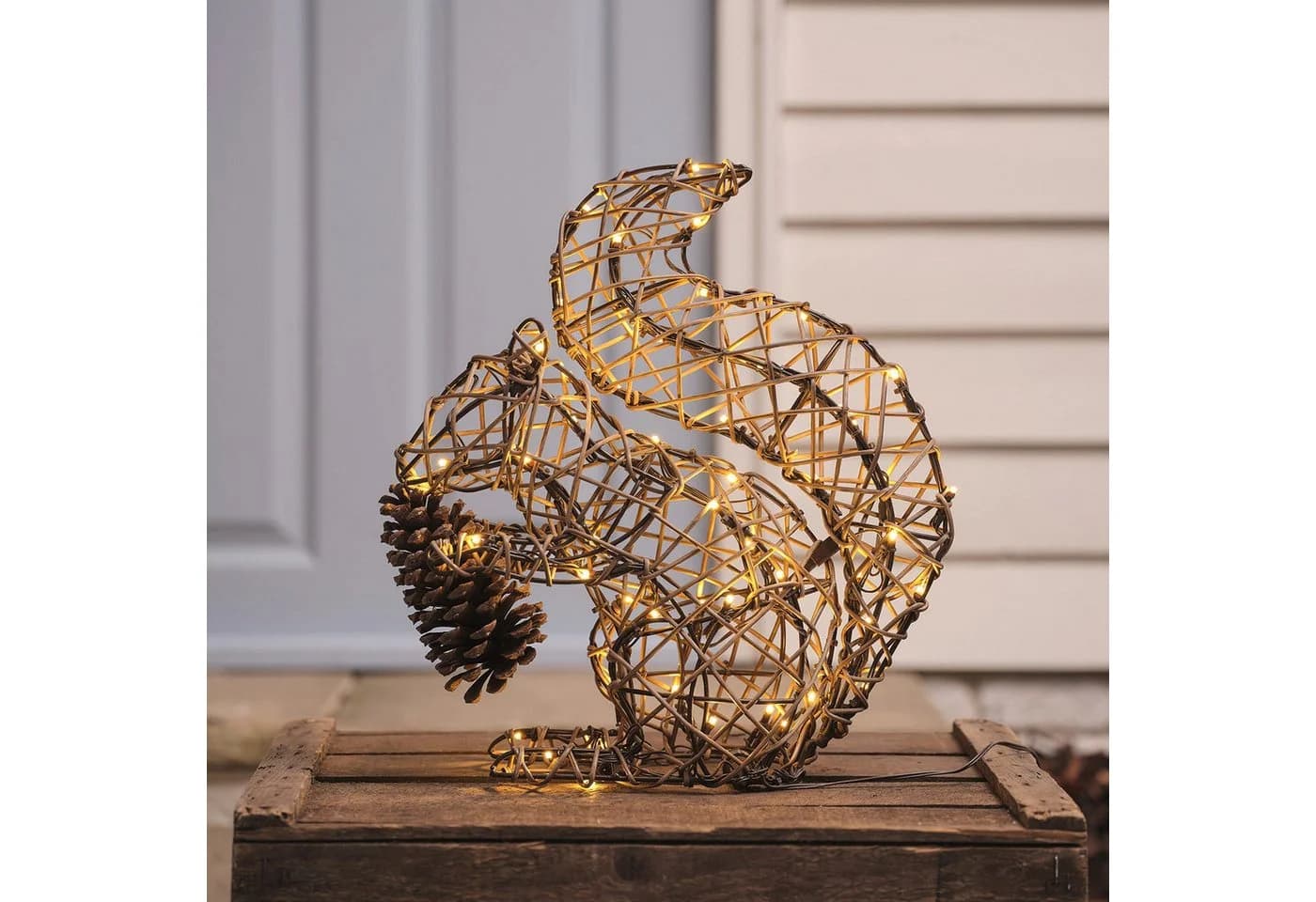 Lights4fun LED-Gartenfigur Eichhörnchen Rattan mit 60 LEDs und Timer - Bild 3