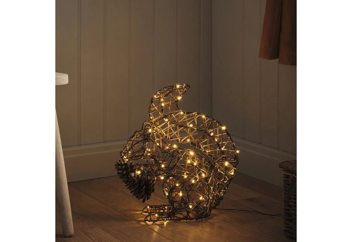 Lights4fun LED-Gartenfigur Eichhörnchen Rattan mit 60 LEDs und Timer - Bild 4