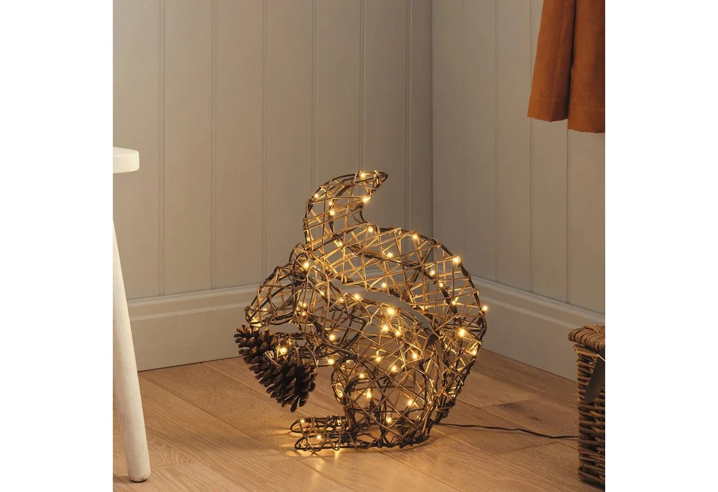 Lights4fun LED-Gartenfigur Eichhörnchen Rattan mit 60 LEDs und Timer - Bild 5
