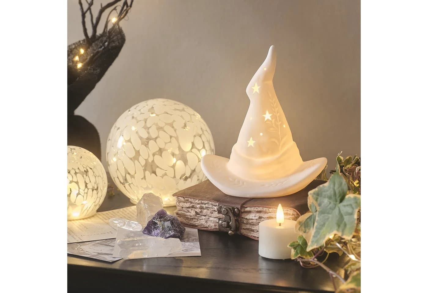 Lights4fun LED-Hexenhut Deko aus Porzellan mit Timer