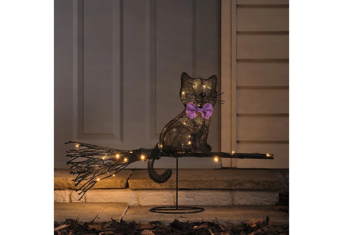 Lights4fun LED-Halloween-Katze auf Besen mit Timer für den Außenbereich - Bild 2