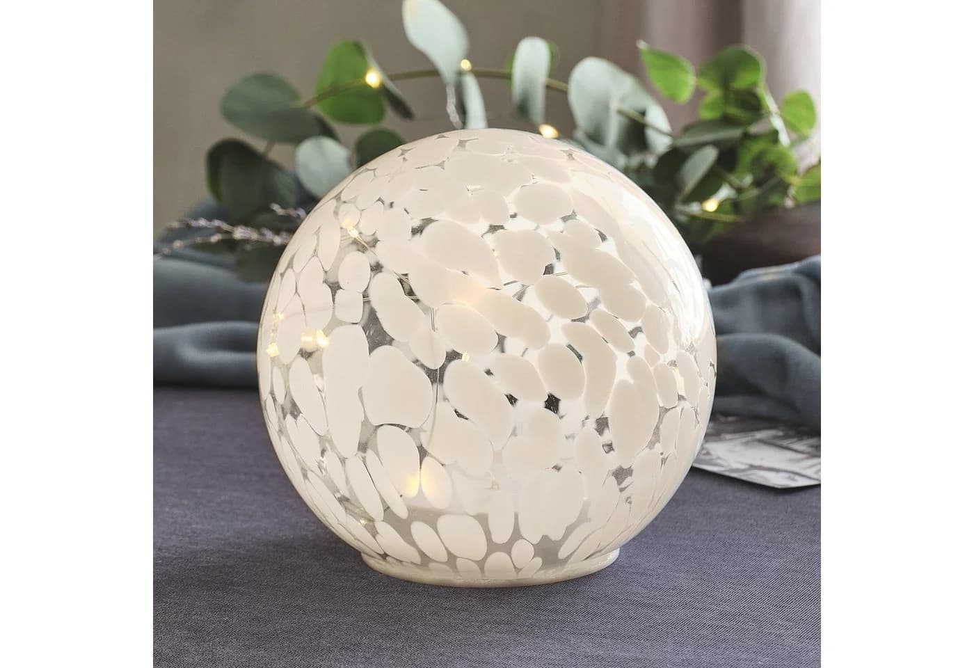 Lights4fun LED Dekolicht 15 cm Glaskugel Timer Konfetti-Glas - Bild 2