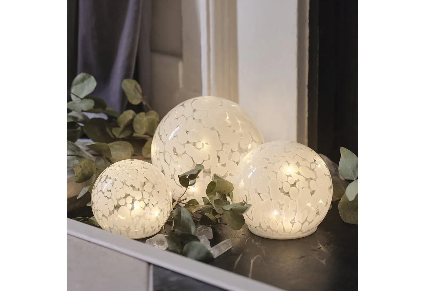 Lights4fun LED Dekolicht 15 cm Glaskugel Timer Konfetti-Glas - Bild 3
