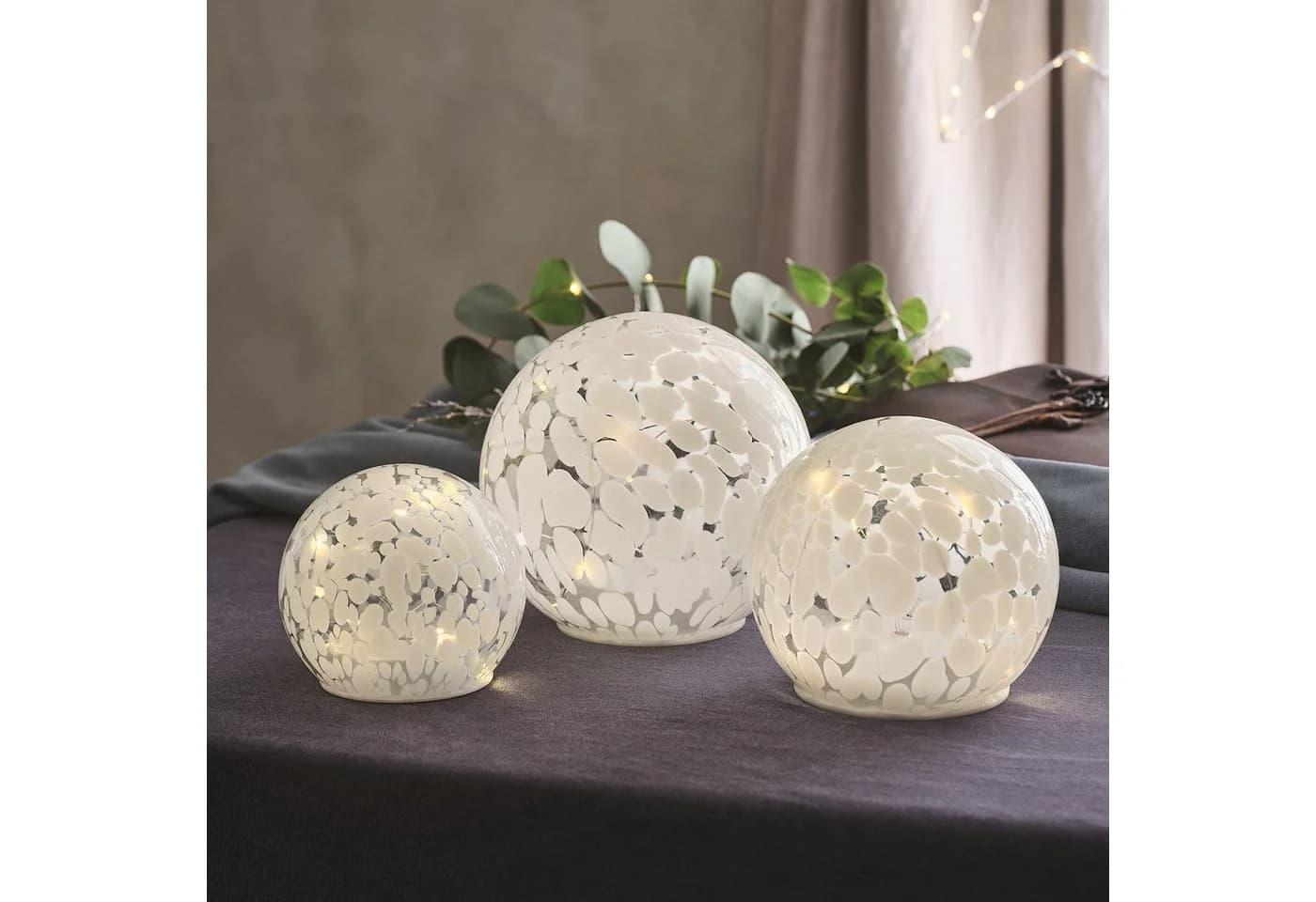 Lights4fun LED-Glaskugel 12,5cm mit Timer und Konfetti-Muster