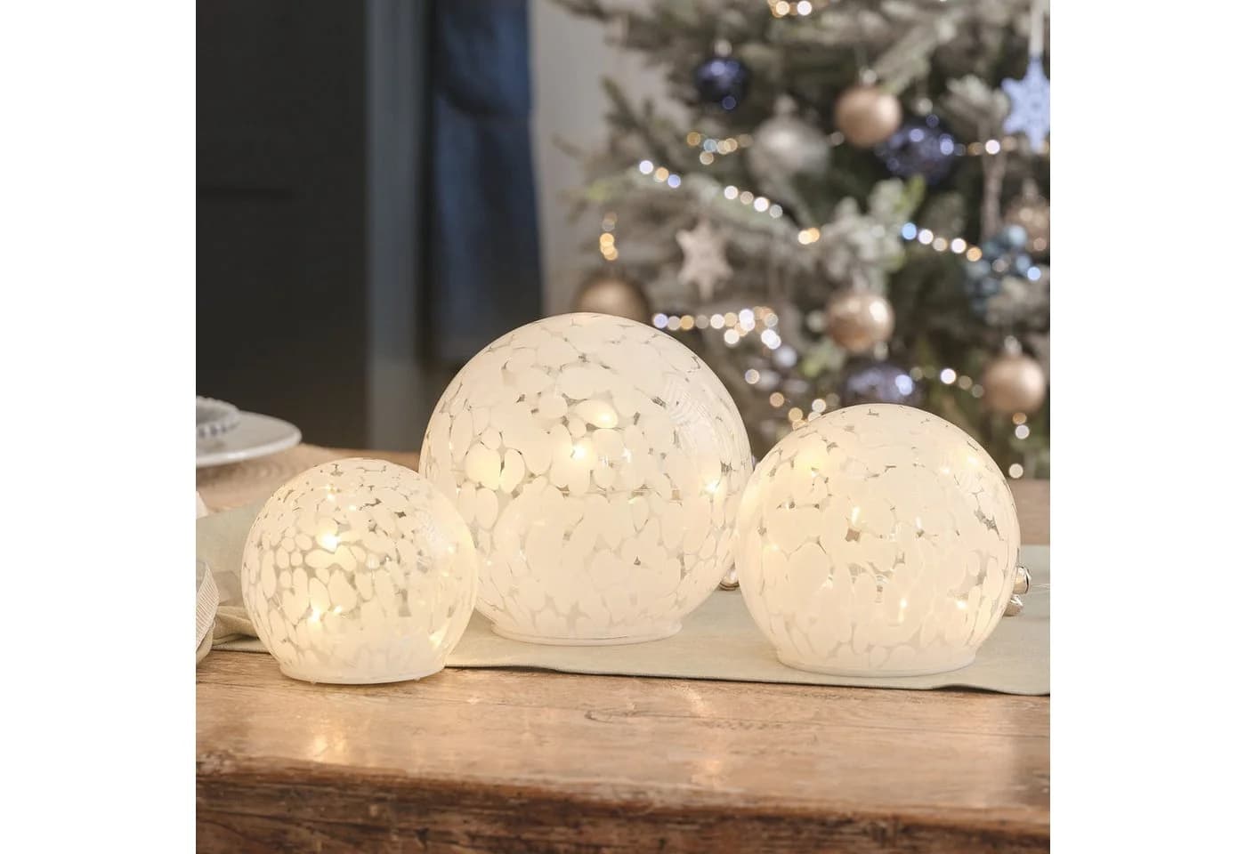 Lights4fun LED-Glaskugel 12,5cm mit Timer und Konfetti-Muster - Bild 2