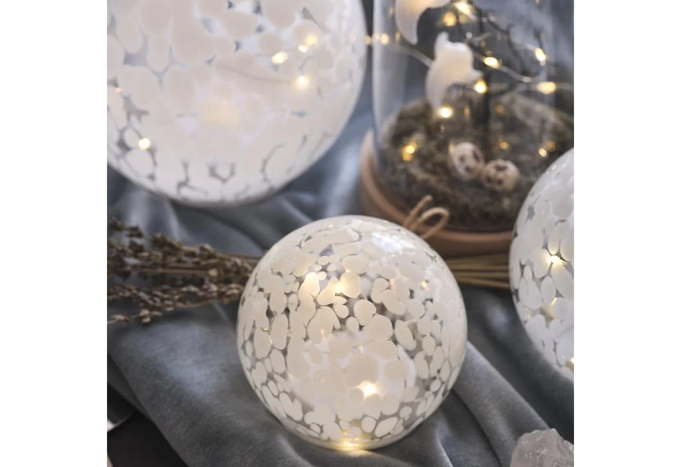 Lights4fun LED-Glaskugel 12,5cm mit Timer und Konfetti-Muster - Bild 3