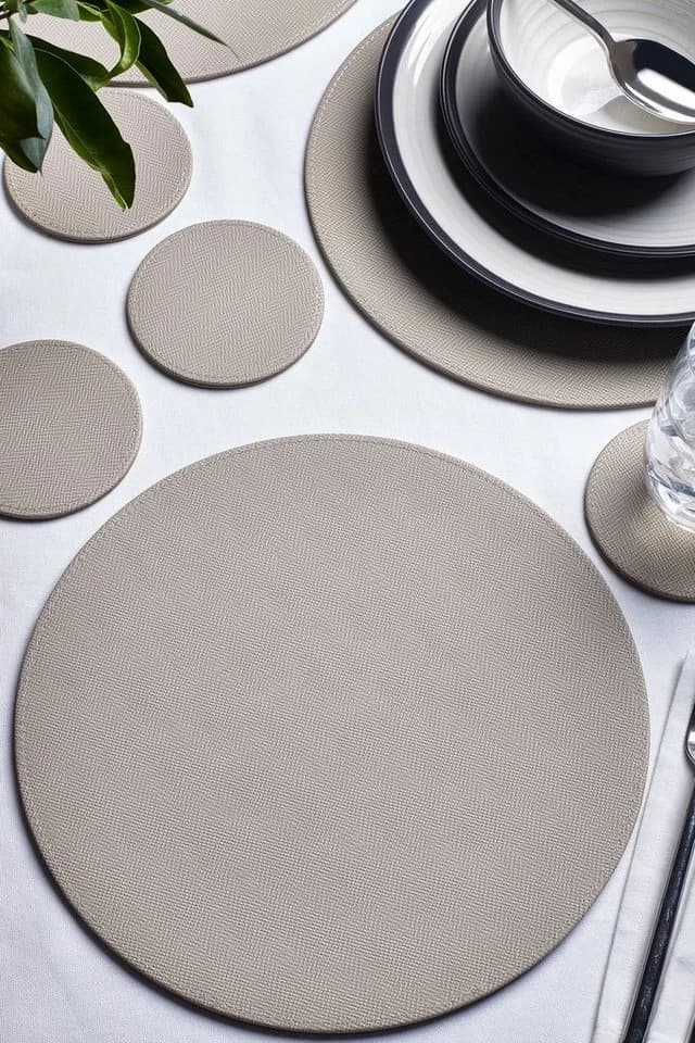 Next Platzset 4 Untersetzer und 4 Tischsets, 8er-Pack, Beige Kunstleder - Bild 4