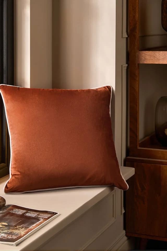 Next Dekokissen Mattsamt Kontrastbiesen Dark Terracotta - Bild 5