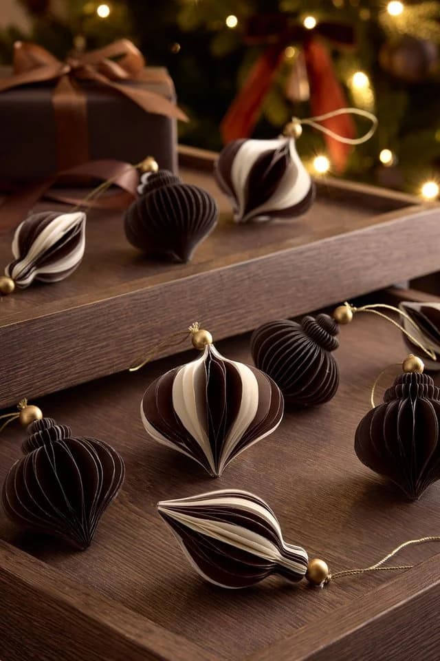 Next Dekokugel 9er-Set gestreifte Weihnachtskugeln aus Papier Braun