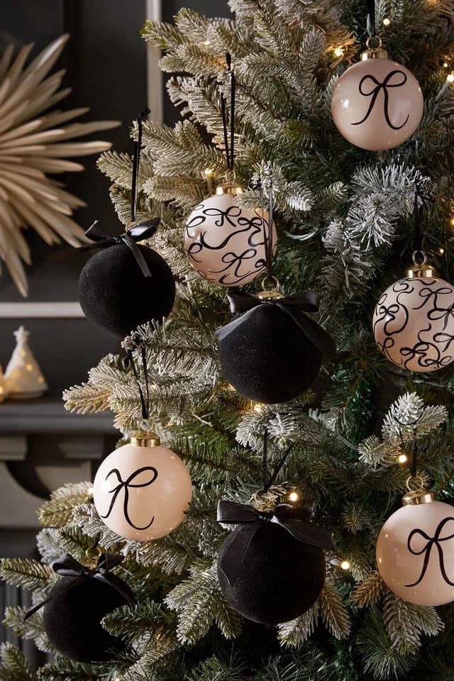 Next Dekokugel 9er-Set bruchsichere Weihnachtskugeln & Schleife Schwarz
