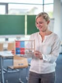 Betzold Schüler-Rechenrahmen ZR bis 100 – Lernhilfe für Mathematik rot/blau Bild 1