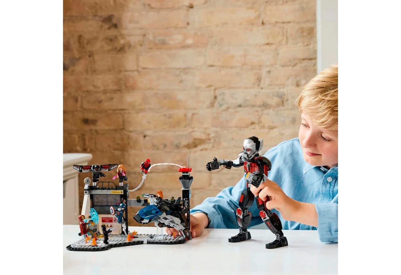 LEGO Captain America Civil War Actionduell 76314 Bauset mit 9 Figuren - Bild 2