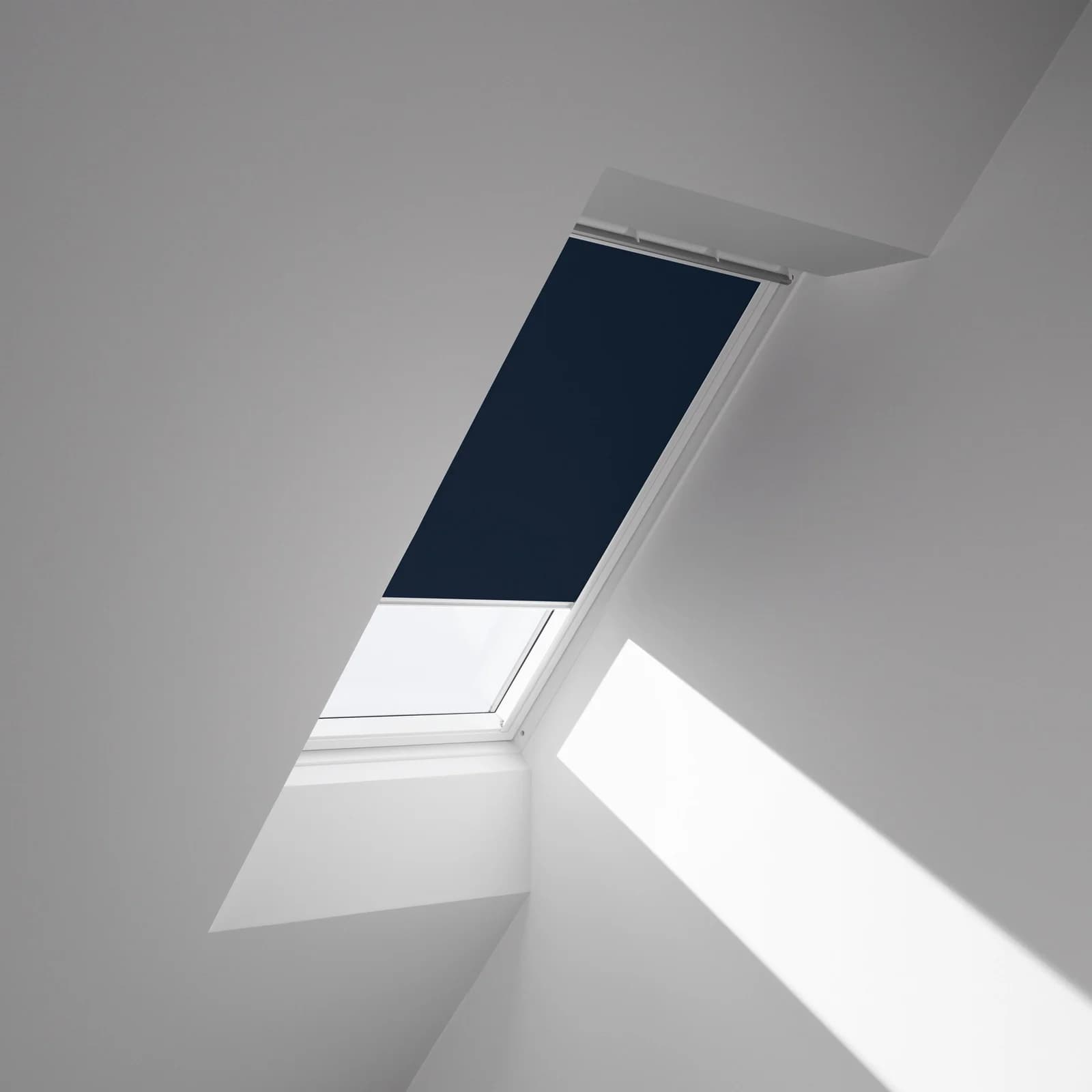 Verdunklungsrollo VELUX Dunkelblau Weiß C04 stufenlos positionierbar Aluminium Polyester