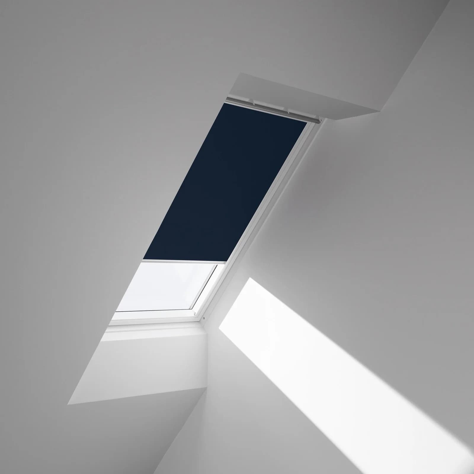 Verdunklungsrollo VELUX Dunkelblau Weiß F06 stufenlos positionierbar Aluminium Polyester Rollos Verdunklungsrollo weiße Führungsschienen & Griffleiste