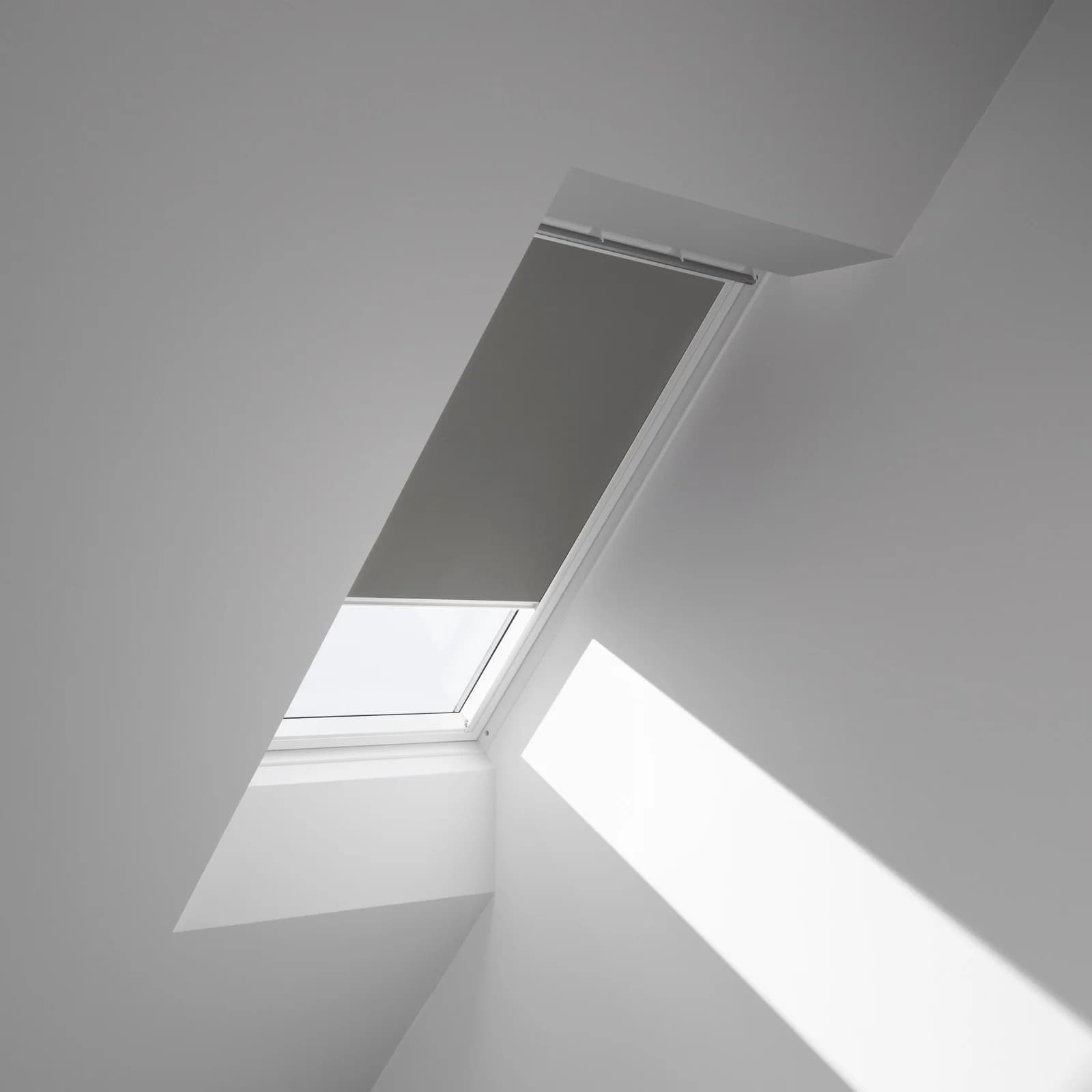Verdunklungsrollo VELUX CK02 0705SWL Grau stufenlos positionierbar Aluminium Polyester