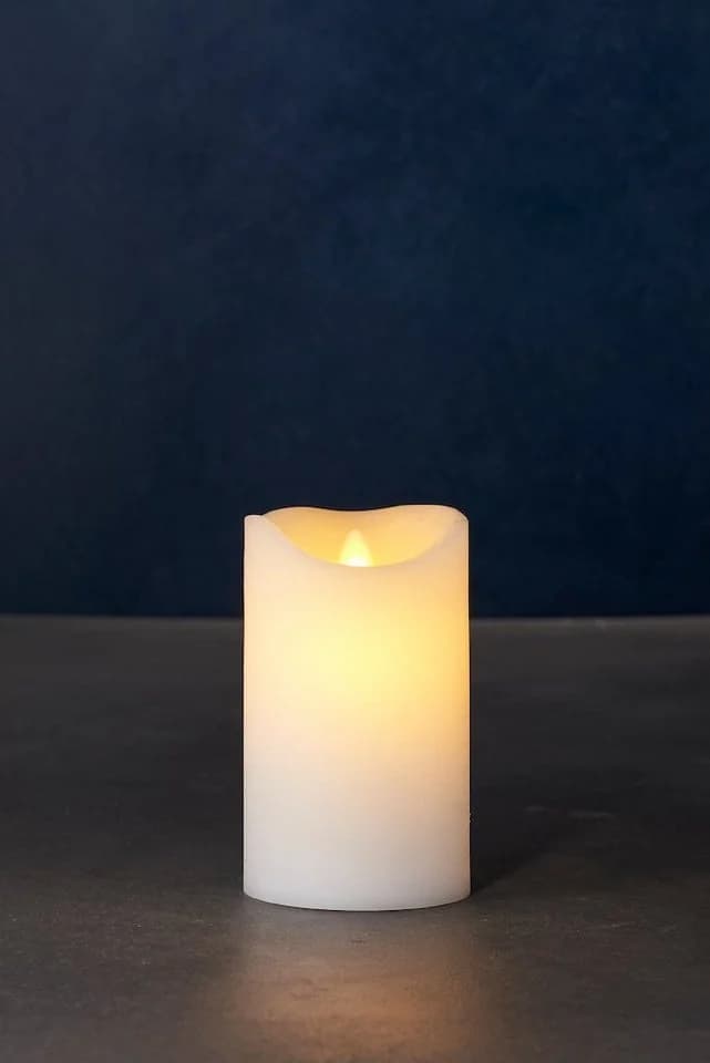 Sirius Home A/S LED-Kerze Sara Exclusive Flackernde Flamme 7,5 cm Durchmesser Weiß - Bild 2