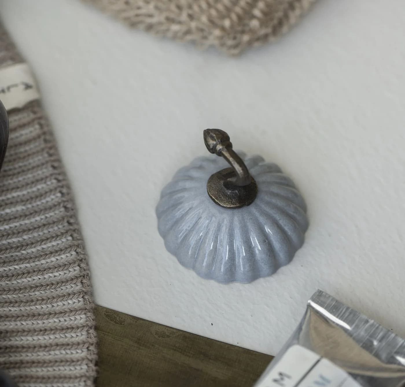 Ib Laursen Wandhaken Keramik Grau Messing Rosette