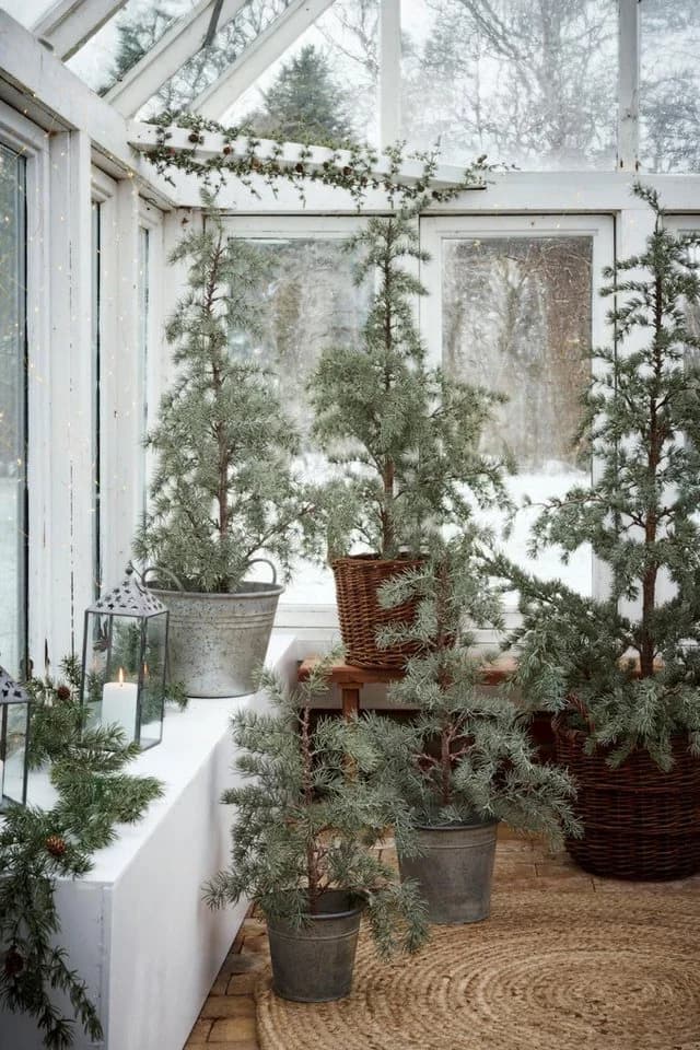 Ib Laursen Winterliche Kunstpflanze Zeder Grün mit Schwarzem Topf - Bild 5