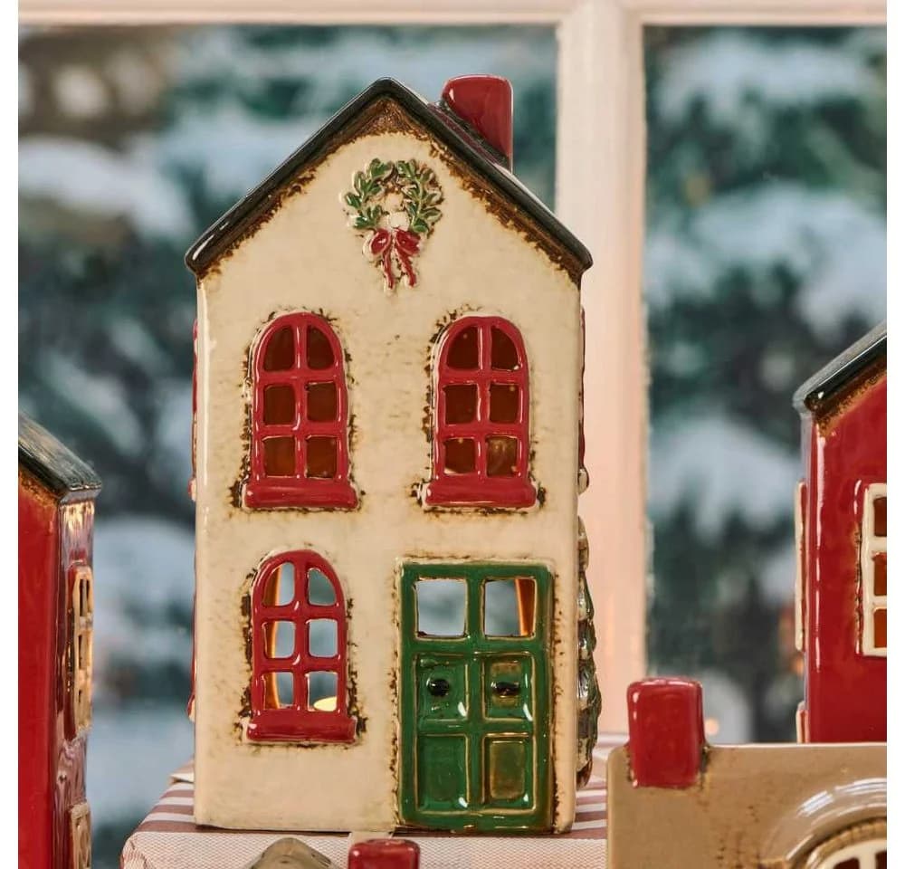 Ib Laursen Lichthaus Stillenat Weiß mit Grüner Tür und Kranz