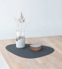 LIND DNA Tischset Curve L anthrazit 37 x 44 cm Bild 4