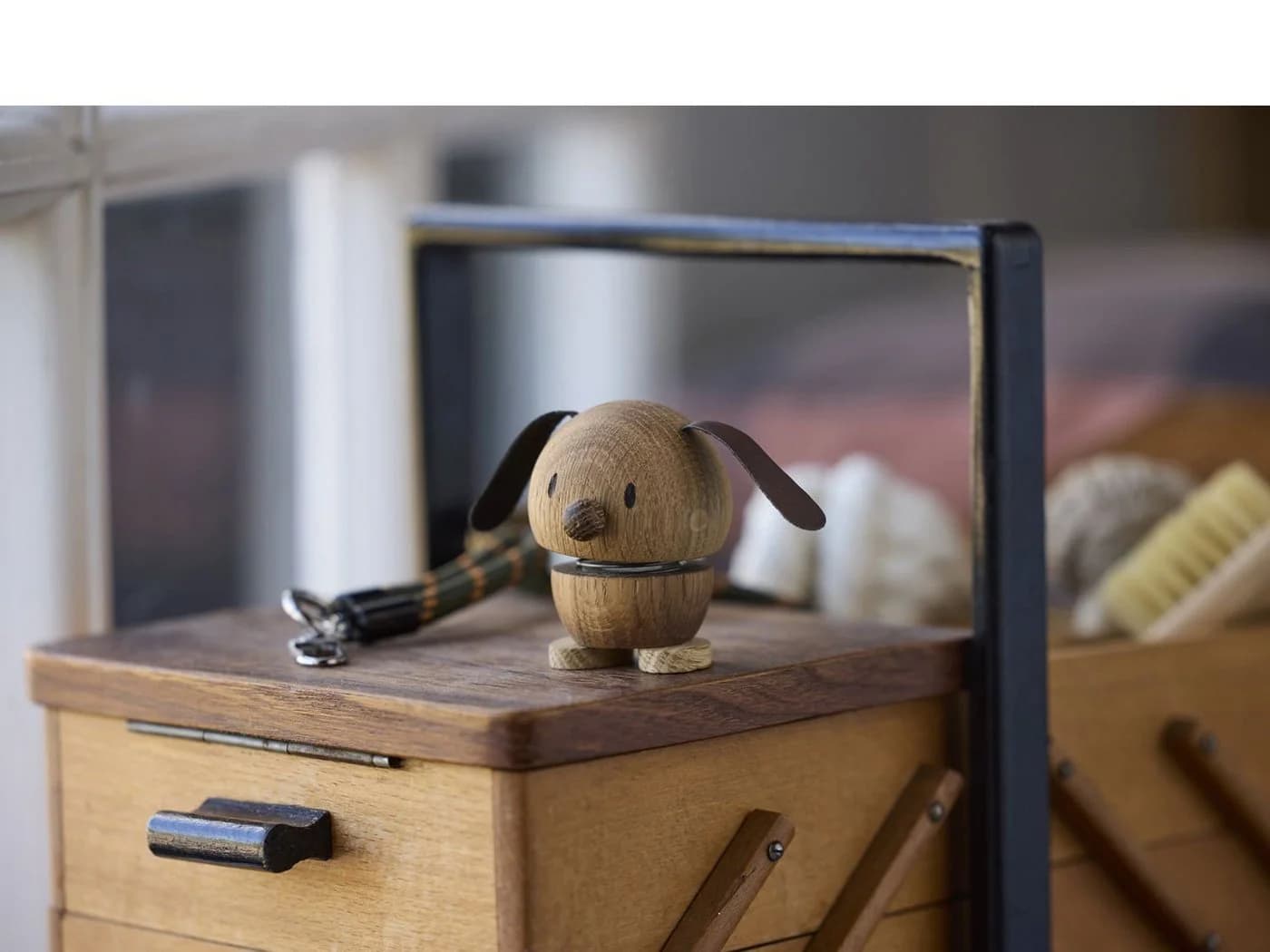 HOPTIMIST Wackelfigur Hund Dekofigur aus Holz Braun