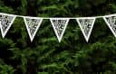 partydeco Papiergirlande Perlmutt Weiß Rosen-Ornament Wimpelkette Bild 1